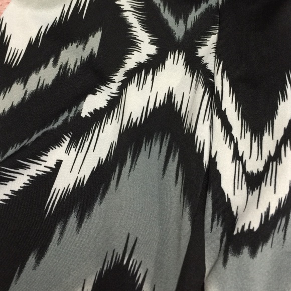 BLACK & WHITE & GRAY FLAME STITCH PRINT LEGGINGS PANTS - Picture 2 of 4